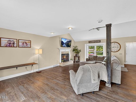 5th image of 2214 Willowtree Ln