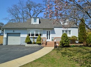 31 Beecher Rd, North Babylon, NY 11703