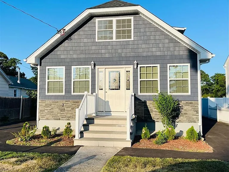 11 Grant Ave — Photo 1