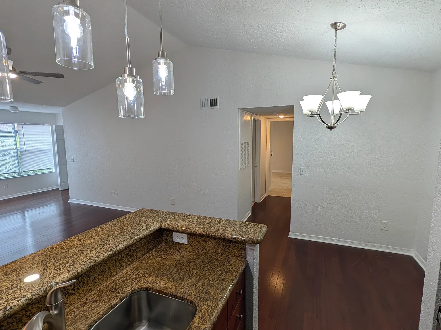 2 bed, 919 sqft, $1,500 — Photo 2