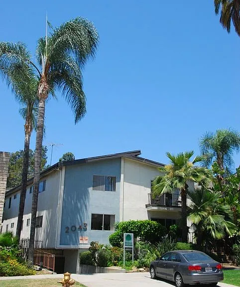 2043 N Beachwood Dr #10 — Photo 1