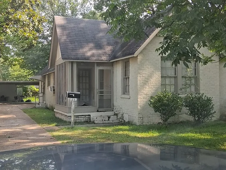 221 Roosevelt Ave — Photo 1