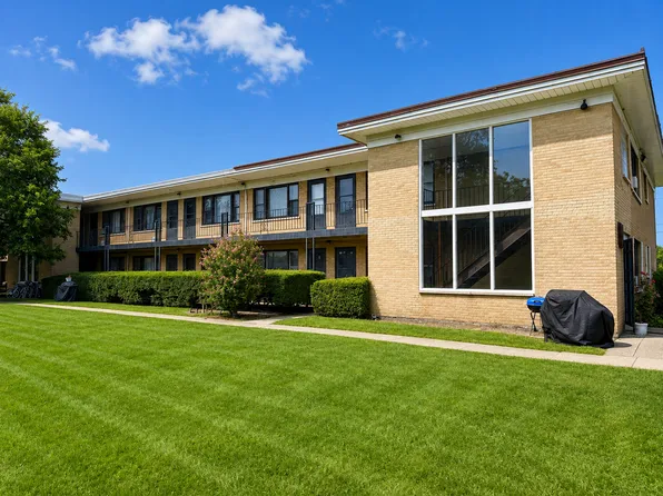 44 King Arthur Ct APT 12, Melrose Park, IL 60164