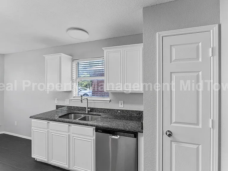 6100 Wall St — Photo 4