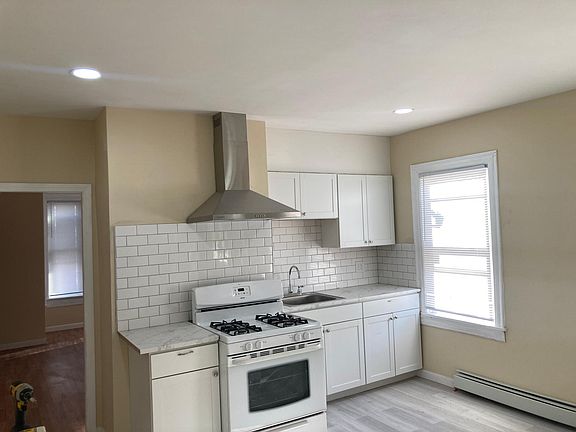 2nd image of 34 Chatham St
