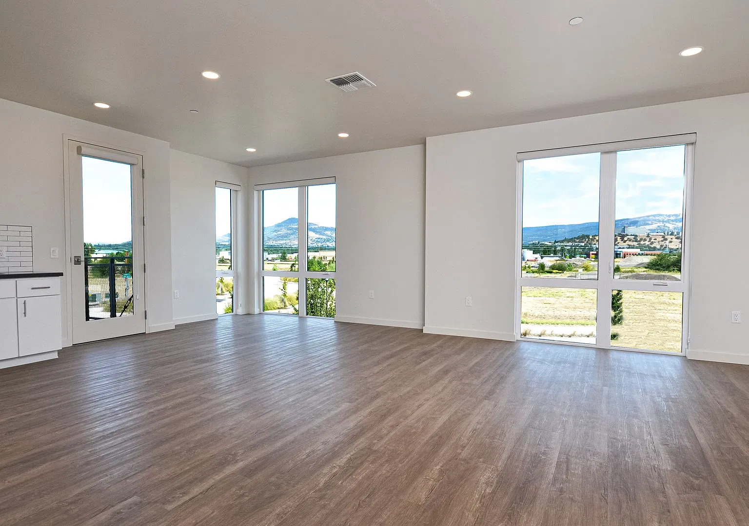 Contemporary 2 bed, 2.5 bath Townhouse | Available mid-November — Photo 4