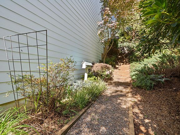 5th image of 350 NE Harbor View Pl