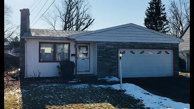 629 Newtown St photo 1