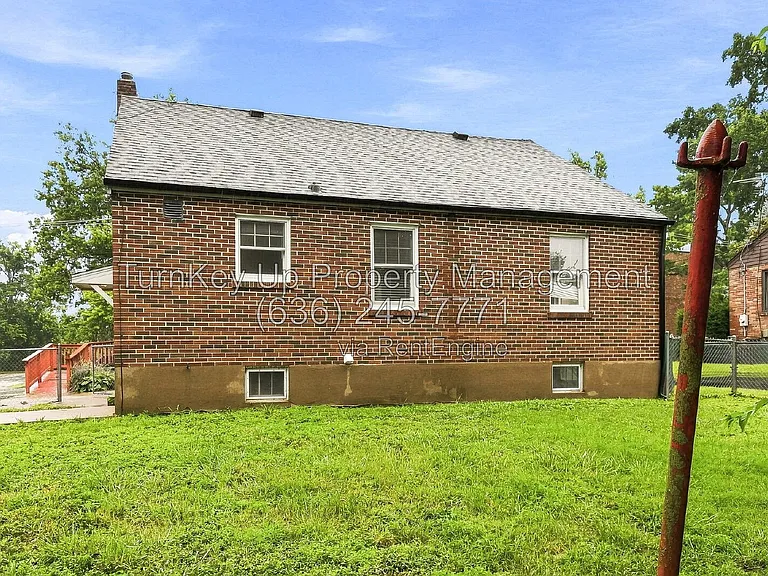 1065 N Lafayette St — Photo 12