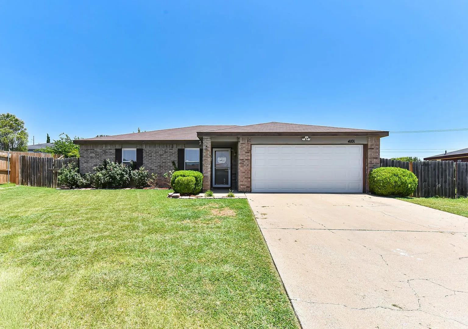 Spacious 3-Bedroom Home with Large Backyard & 2-Car Garage — Photo 2