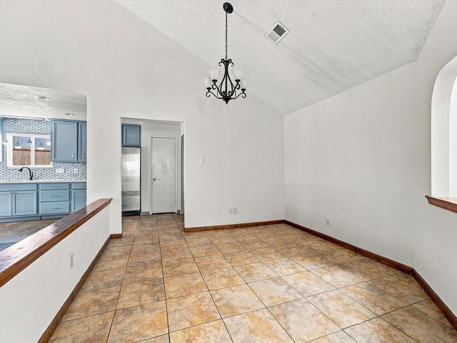 3 bed, 2.0 bath, 1772 sqft, $2,300 — Photo 3