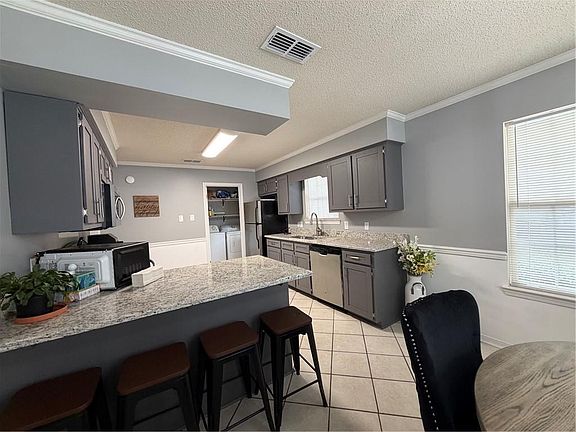 5th image of 1004 Wesley Ave