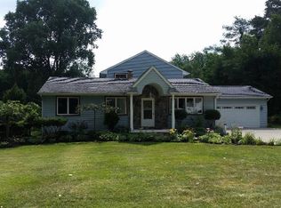 2220 Pompey St, Waterford, MI 48327