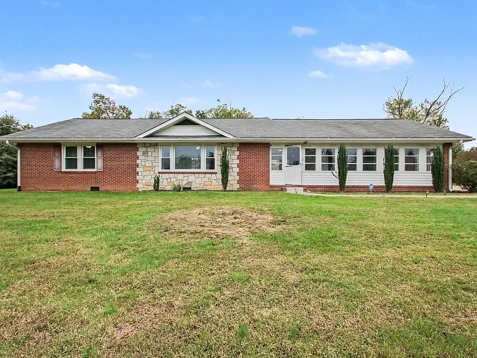 8 Fairfax Cir
