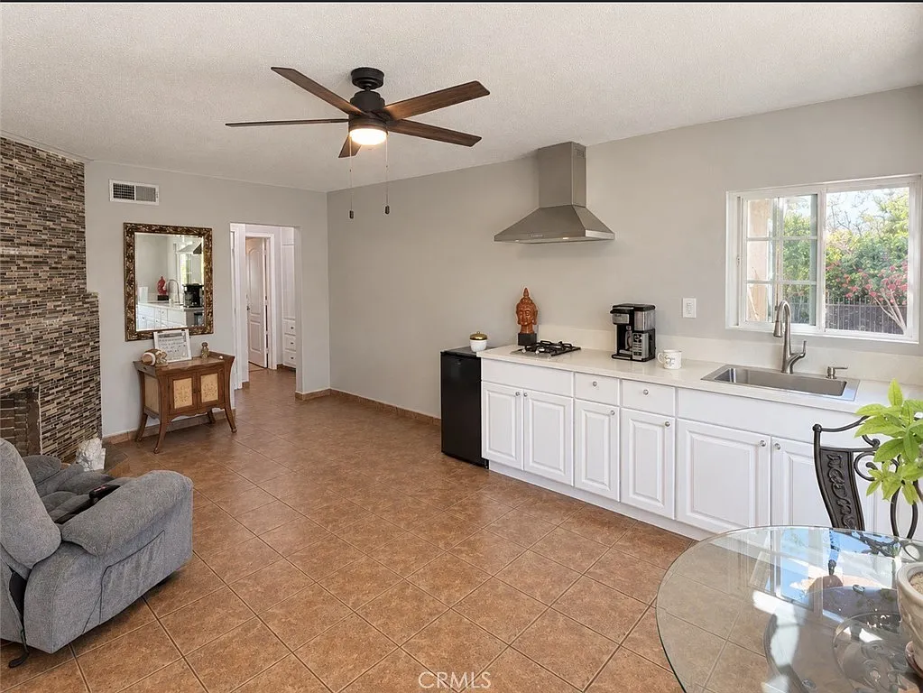 3 bed, 1829 sqft, $3,100 — Photo 3