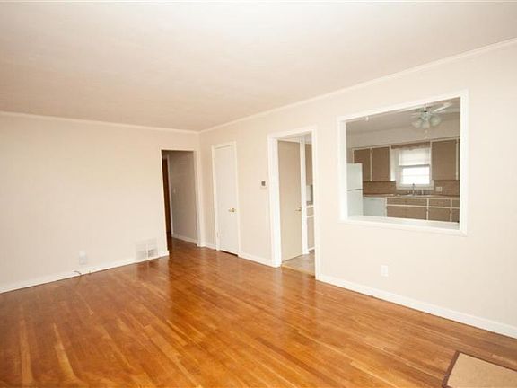 3rd image of 1019 Evelyn St SE