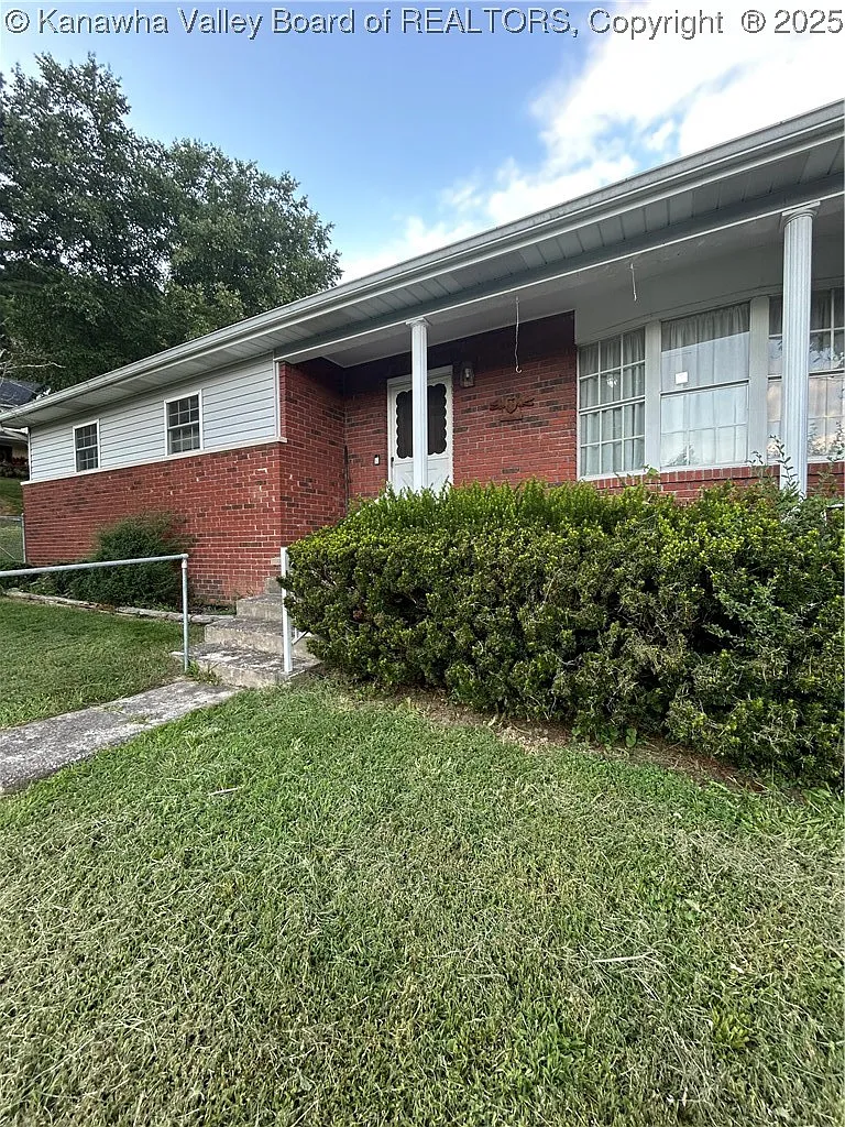 335 Woodland Dr photo 1