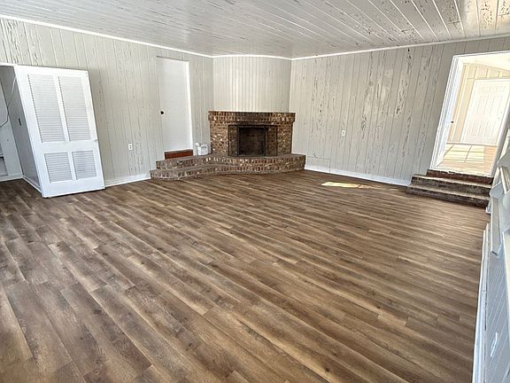 4th image of 1130 Warren St