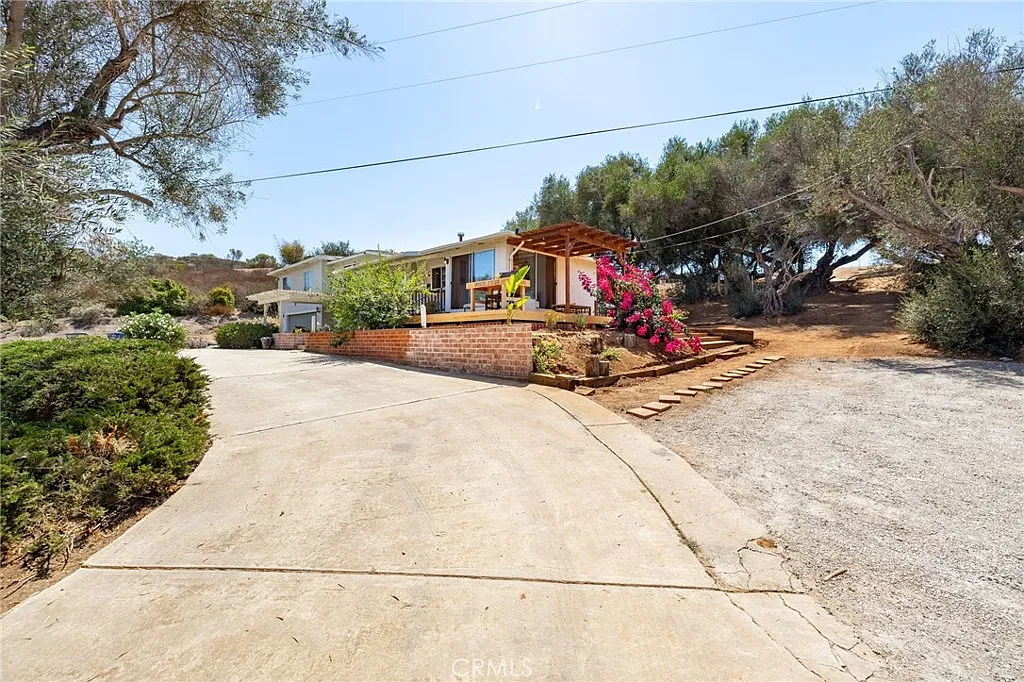 2 bed, 1.5 bath, 867 sqft, $3,000 — Photo 3