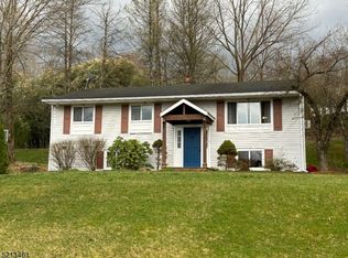 3 Autumn Ln, Hackettstown, NJ 07840