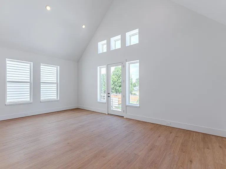 7605 Victory Reserve St — Photo 10