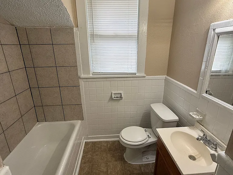 961 N Willett St — Photo 12