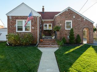 20 Walnut Ave, Farmingdale, NY 11735