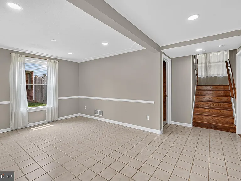 7027 Jefferson Ave — Photo 2