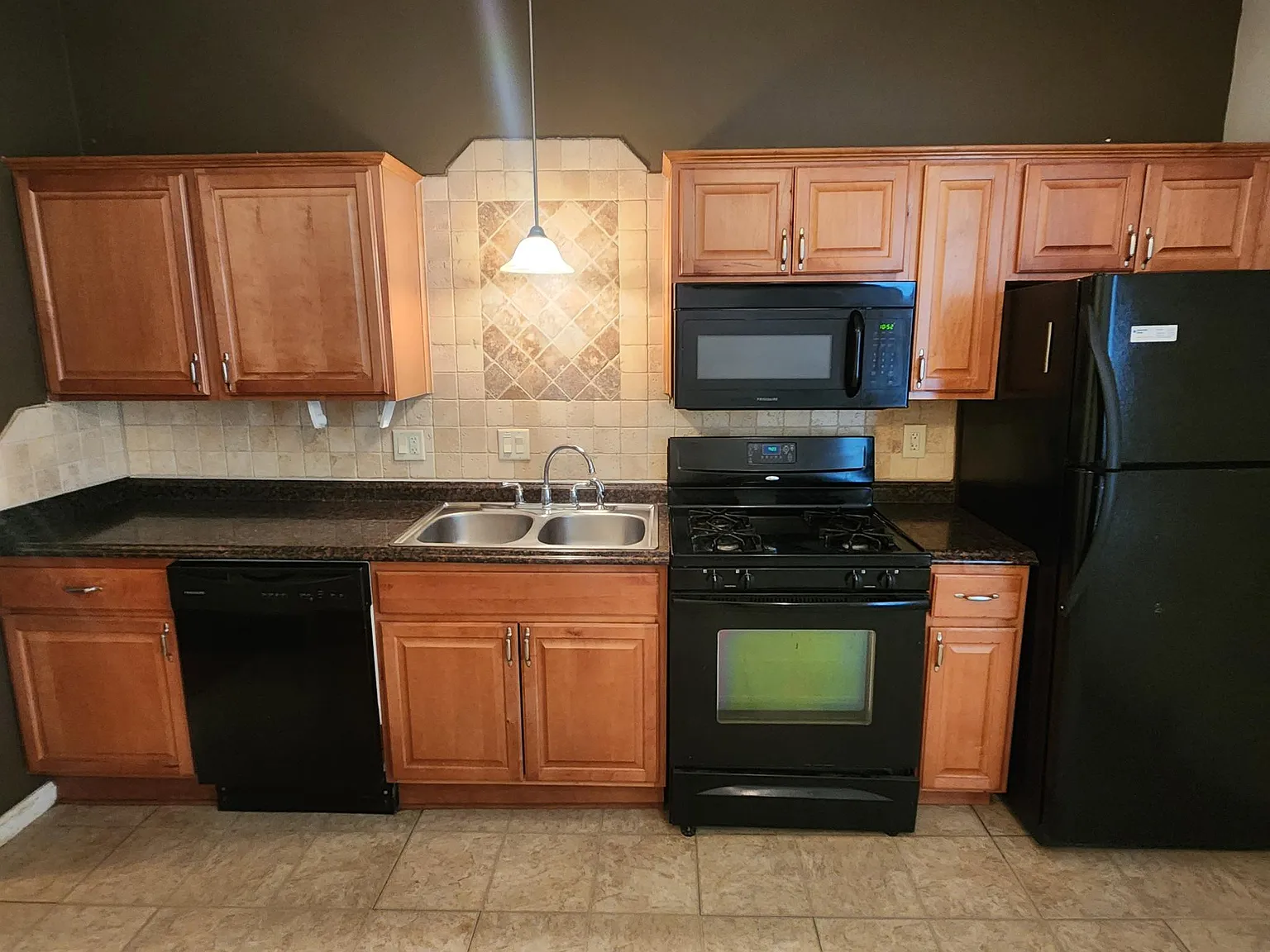 3 bed, 1350 sqft, $2,490 — Photo 4