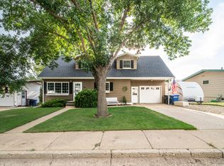 263 Adams Ave, Dickinson, ND 58601