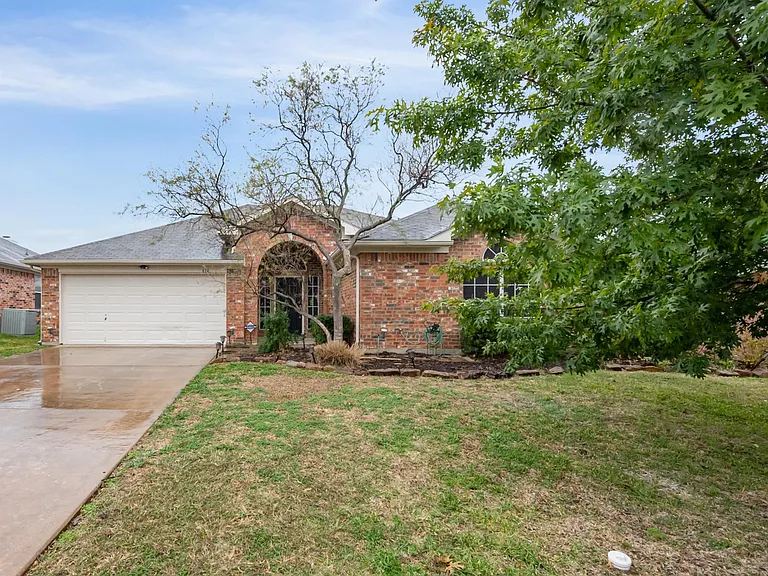 614 Douglas Dr — Photo 2