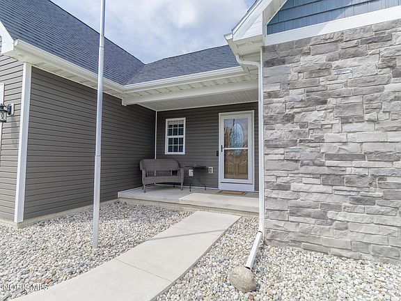 3rd image of 749 Parkside Dr