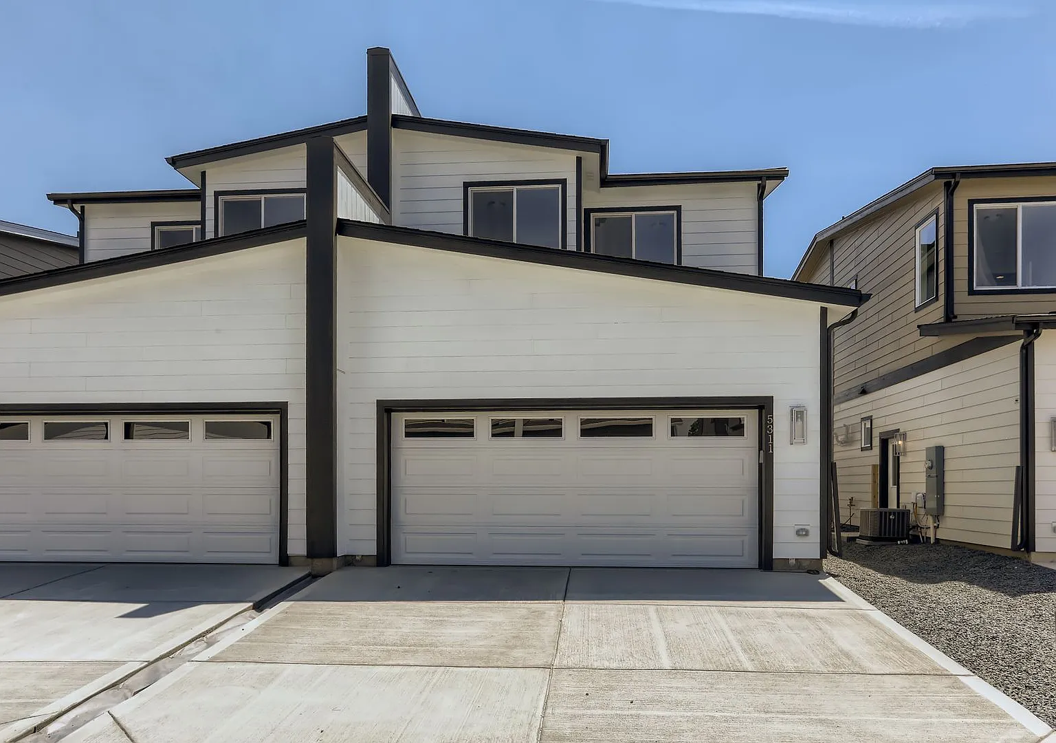 Stunning 3 Bed 2 1/2 Bath Home - Move in Special! — Photo 4