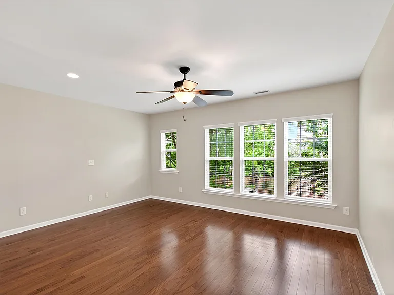 240 Michigan Ave — Photo 22