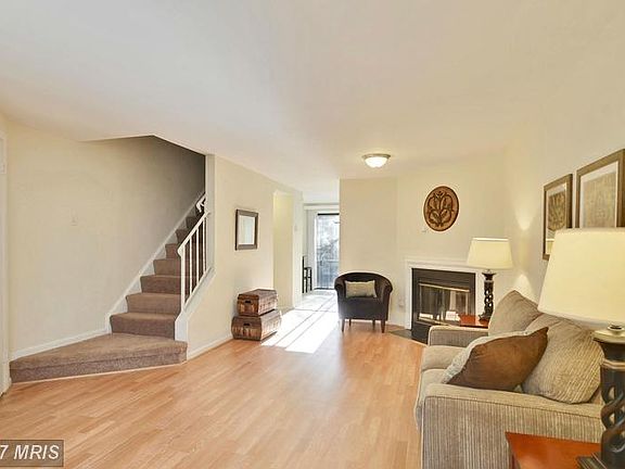 3rd image of 8 Strath Haven Ct