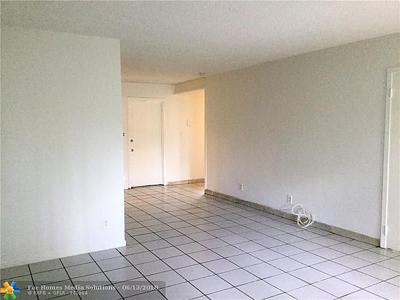 3rd image of 611 NE 29th Dr APT 4