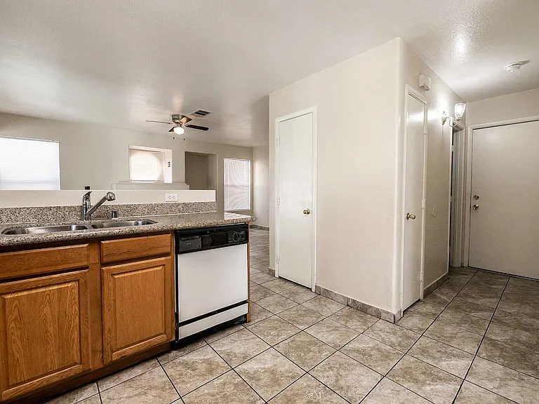 2930 Seasons Ave — Photo 4