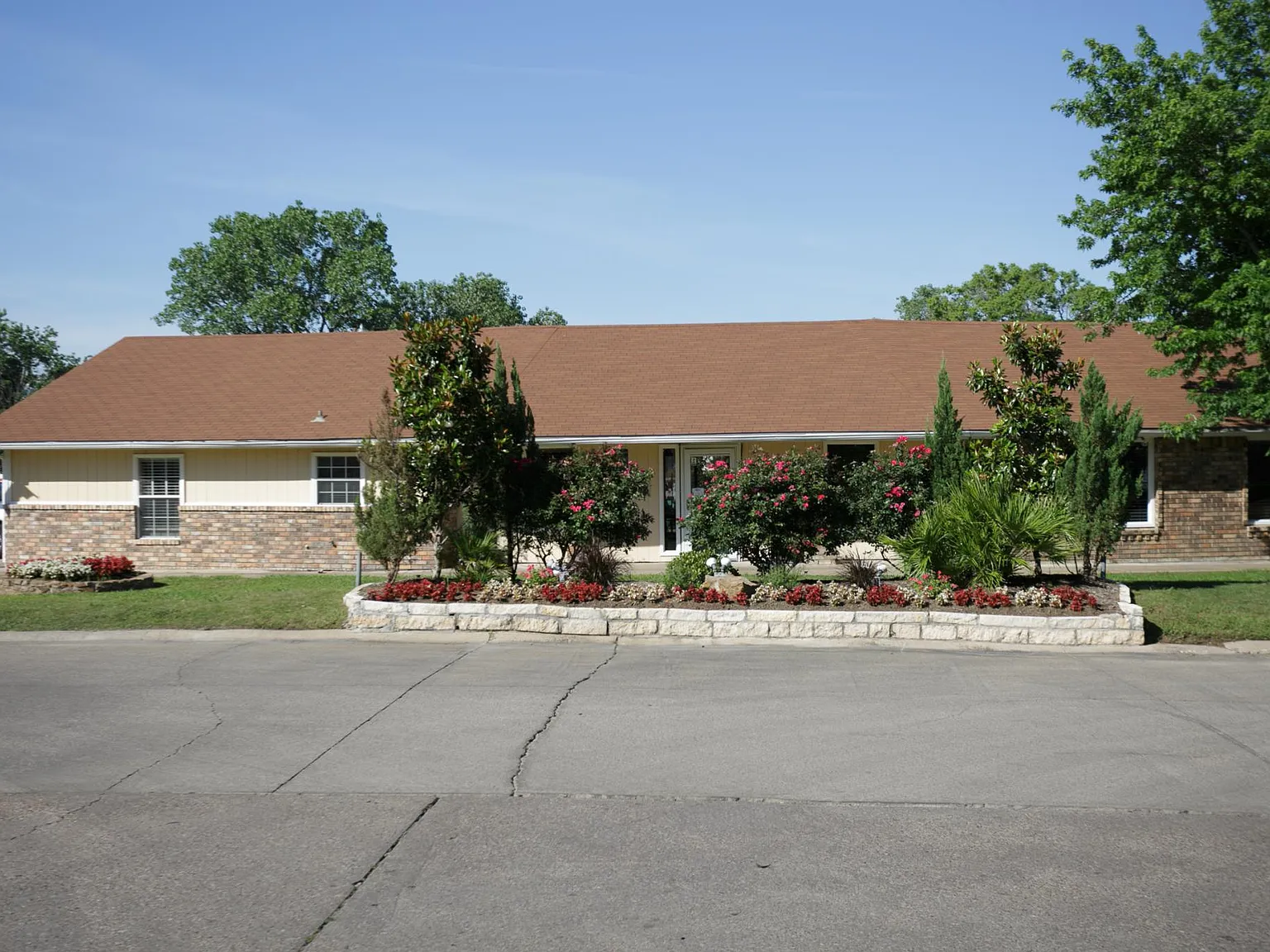 Oakwood Cove — Photo 1