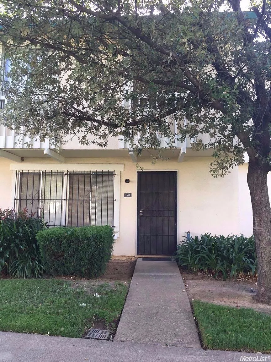 7688 La Mancha Way photo 1