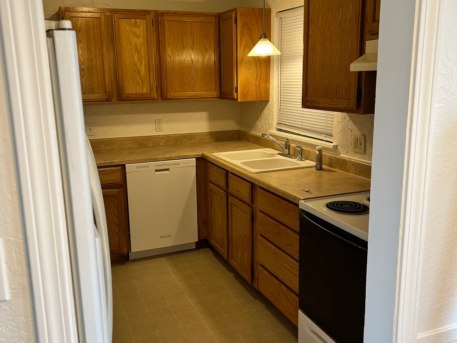 3 bed, 1030 sqft, $1,250 — Photo 3