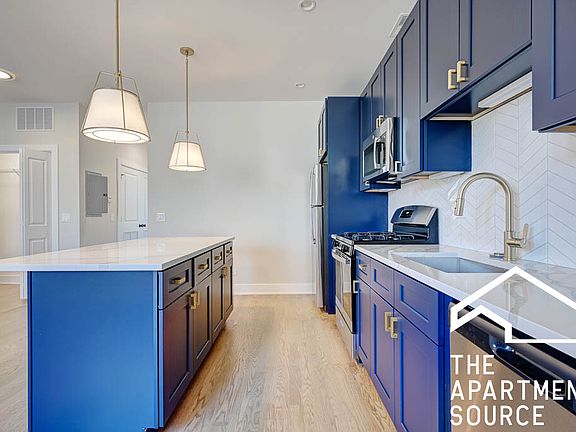 3rd image of 2028 W Montrose Ave #3A