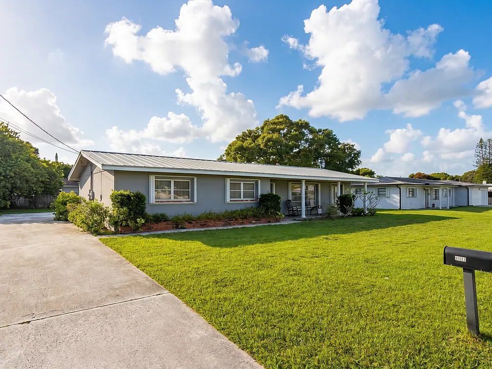 4007 Greenwood Dr