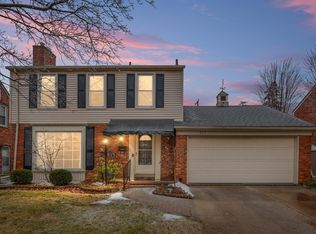 915 Cook Rd, Grosse Pointe Woods, MI 48236