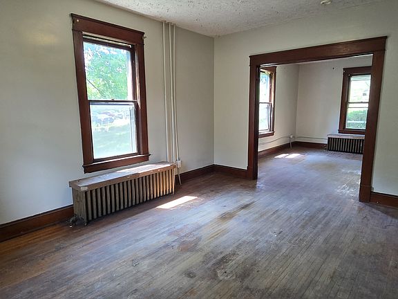 3rd image of 113 W Pine St