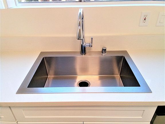 4th image of 140 N Berendo St APT 8