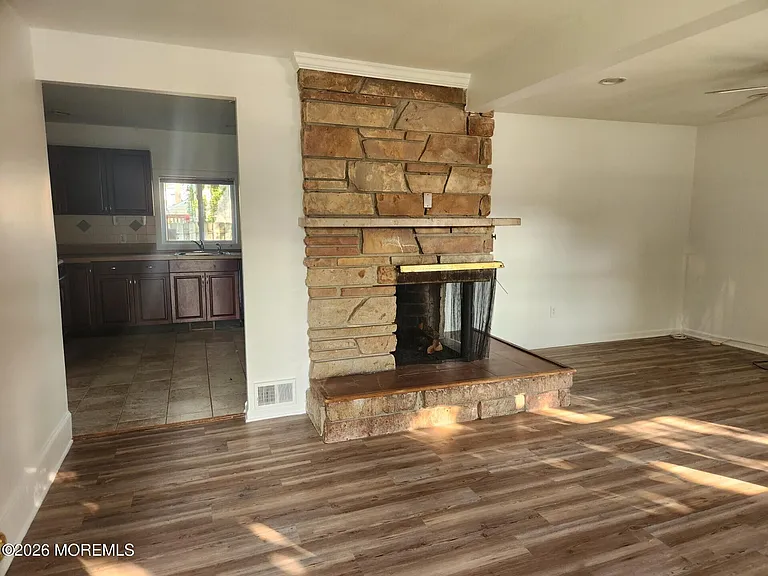 175 W Sylvania Ave — Photo 2