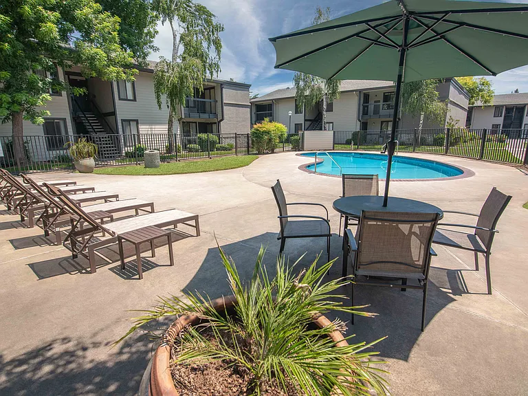 Rivercrest Apartments — Photo 12