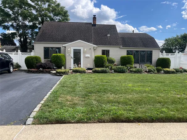 158 Shelter Ln, Levittown, NY 11756