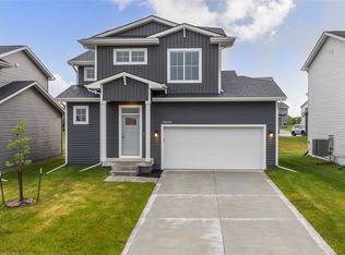 16604 Oakwood Dr, Urbandale, IA 50323