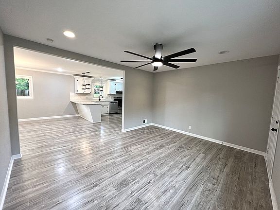 3rd image of 138 Basin Dr